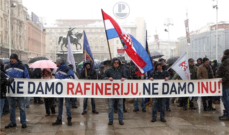 Radnici sisačke rafinerije s Trga bana Jelačića krenuli na prosvjed na Markov trg