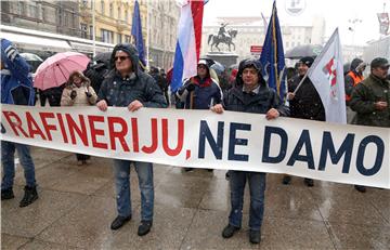 Radnici sisačke rafinerije s Trga bana Jelačića krenuli na prosvjed na Markov trg