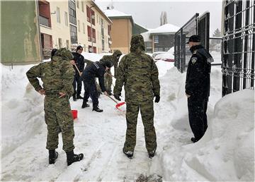 Vojska čisti snijeg na području Delnica, Gračaca, Petrinje, Gospića i Donjeg Lapca