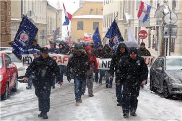 Prosvjed radnika sisačke rafinerije zbog zatvaranja postrojenja, Uprava tvrdi da smanjuje gubitke