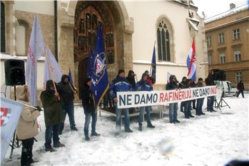 Stožer za obranu Rafinerije nafte Sisak organizirao mirni prosvjed na Markovom trgu