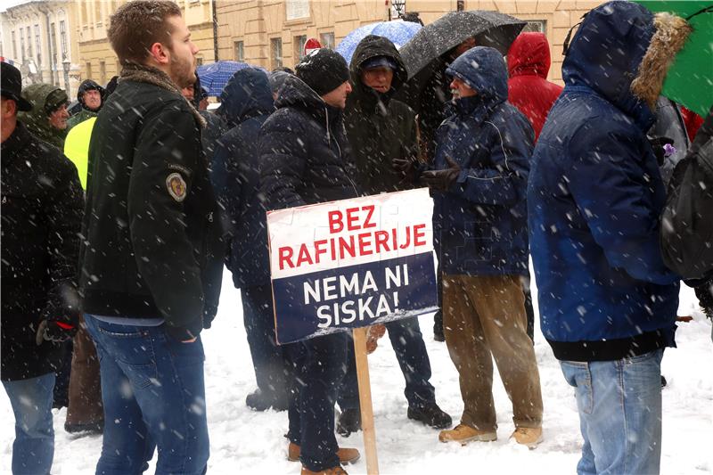 Stožer za obranu Rafinerije nafte Sisak organizirao mirni prosvjed na Markovom trgu