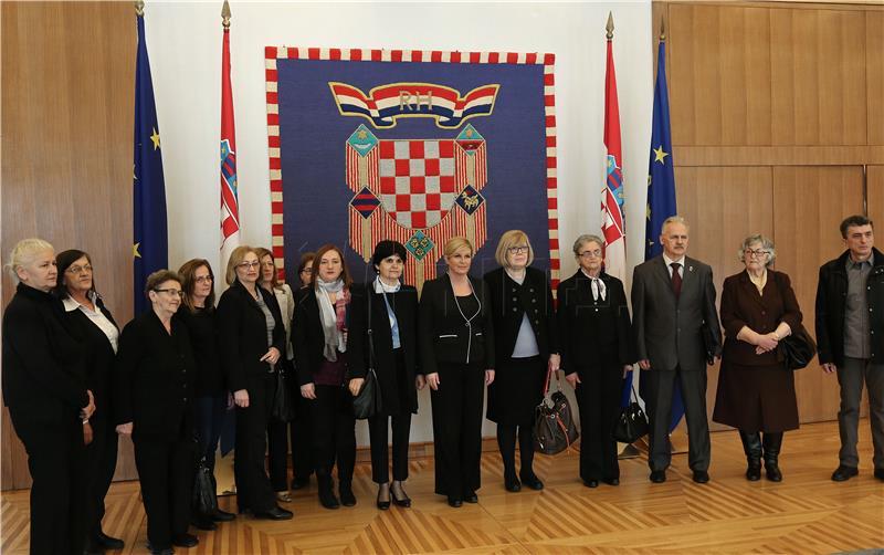 Hrvatska predsjednica Grabar-Kitarović primila predstavnike srbijanskih udruga nestalih