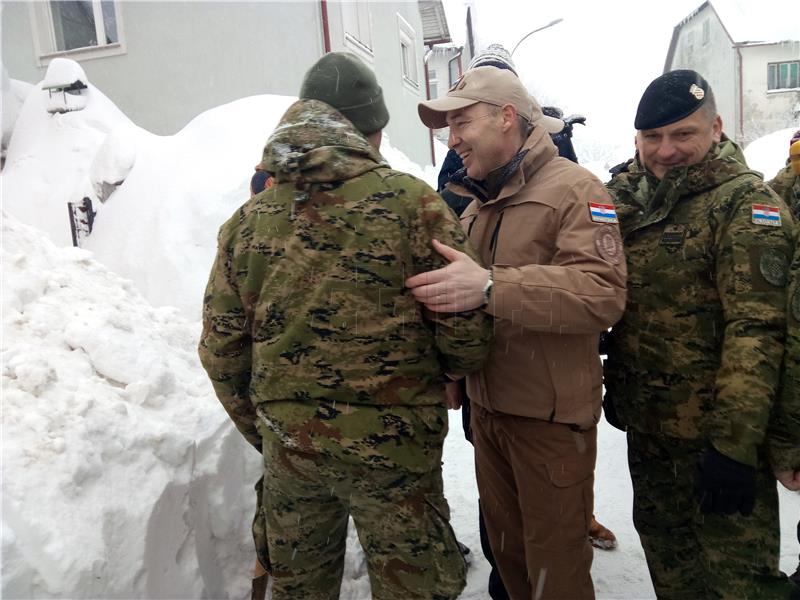 Krstičević obišao pripadnike Hrvatske vojske u Delnicama