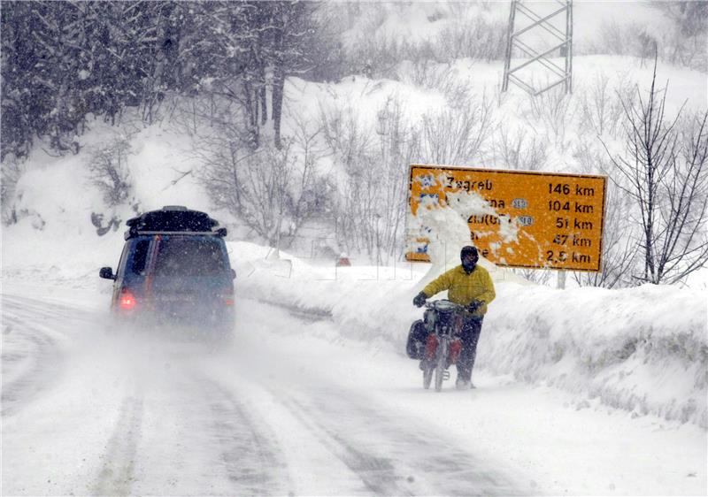 Snijeg na autoputu Rijeka - Zagreb