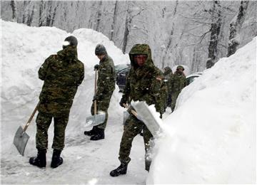 Hrvatska vojska čisti sniježne nanose na području Delnica, Saborskog, Gračaca i Lovinca 