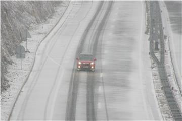 Gusti snijeg na autocesti kod Vrgorca