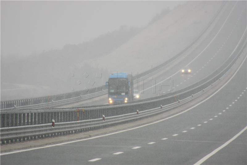 Gusti snijeg na autocesti kod Vrgorca