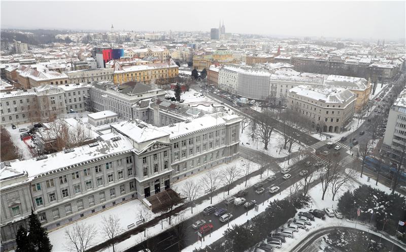 Zagrebački krovovi prekriveni snijegom