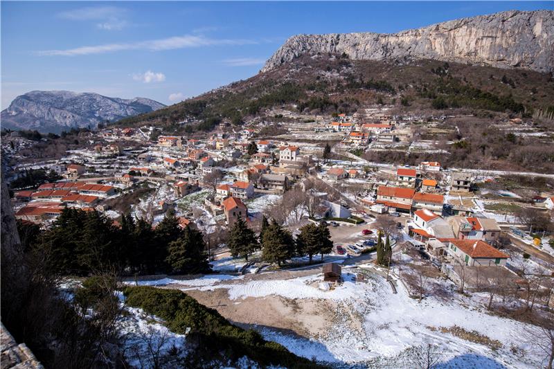 Snow at the fortress of Klis