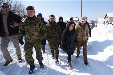 Krstičević u Gračacu; neki zaseoci i dalje odsječeni, a vojska raščišćava snijeg