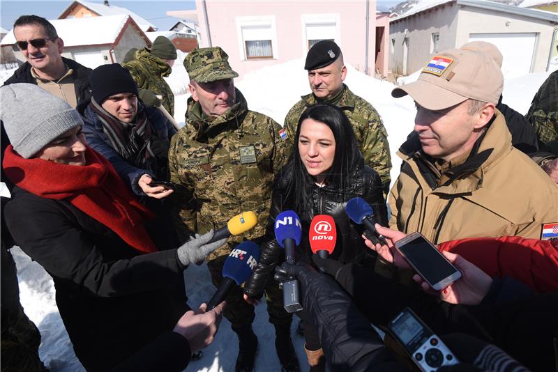 Krstičević u Gračacu; neki zaseoci i dalje odsječeni, a vojska raščišćava snijeg