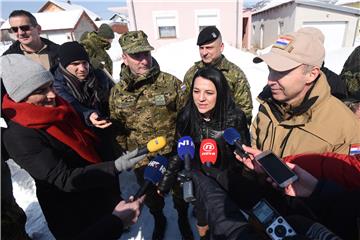 Krstičević u Gračacu; neki zaseoci i dalje odsječeni, a vojska raščišćava snijeg