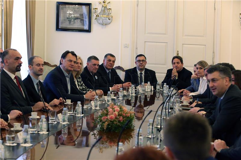 PM meets with association of independent mayors