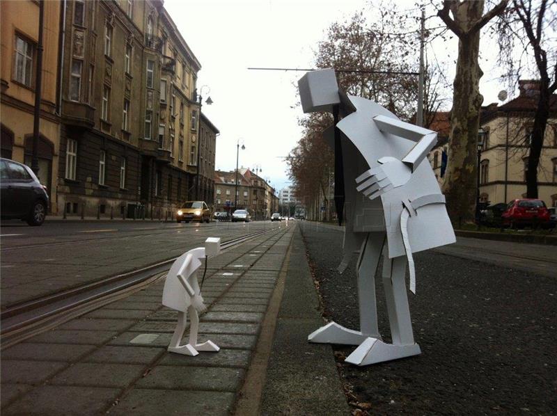 Getting bigger, 2016., papertoy scena, skulpture od kartona.jpg