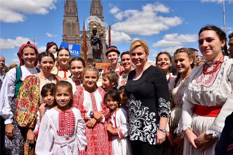 Croatian president starts visit to Argentina by meeting with Croat community