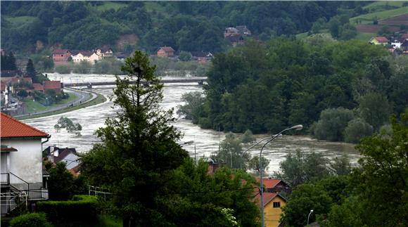 Hrvatskoj Kostajnici prijete poplave i odroni 