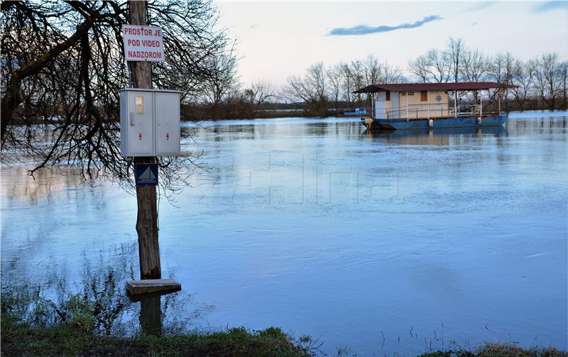 Box barijere i vojska u obrani karlovačkih prigradskih naselja od poplave 