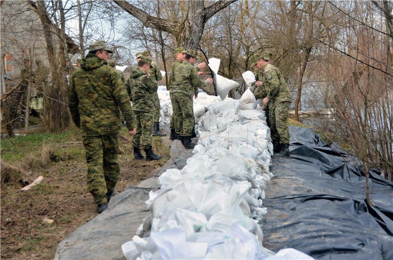 Box barijere i vojska u obrani karlovačkih prigradskih naselja od poplave 