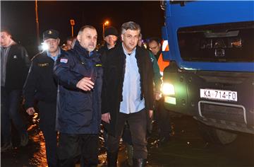 Premijer Plenković u noćnim satima obišao kritična mjesta izlijevanja karlovačkih rijeka