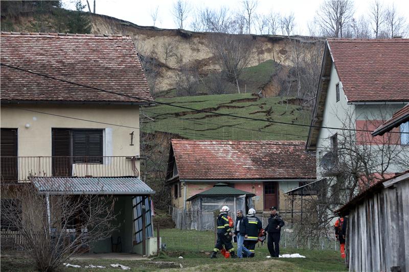 Zbog odrona u Hrvatskoj Kostajnici urušeno šest kuća