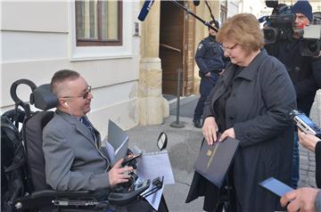 Murganić obećala invalidu pred Banskim dvorima rješavanje njegova problema 