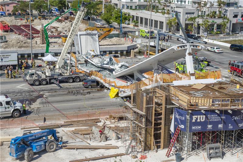 epaselect USA MIAMI PEDESTRIAN BRIDGE COLLAPSED