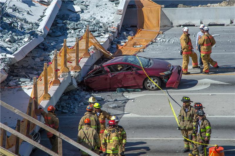 epaselect USA MIAMI PEDESTRIAN BRIDGE COLLAPSED