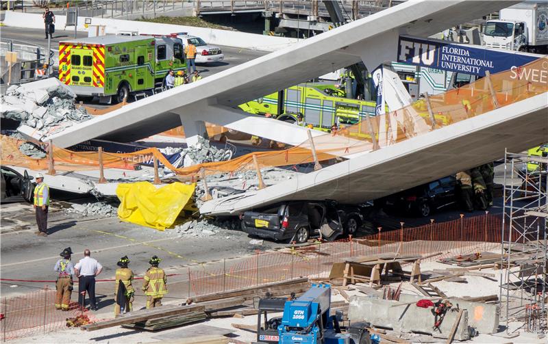 epaselect USA MIAMI PEDESTRIAN BRIDGE COLLAPSED