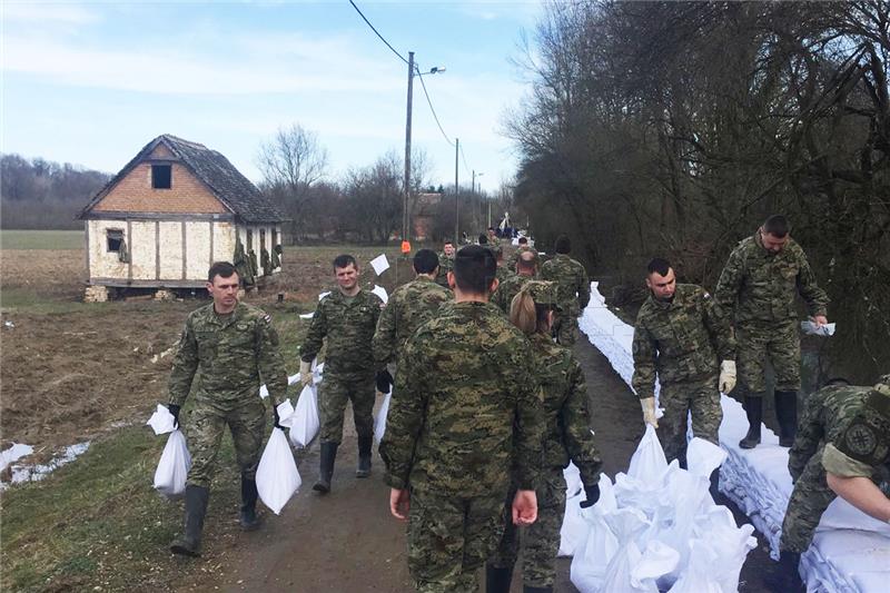 Peti dan Hrvatska vojska pomaže u obrani od poplava