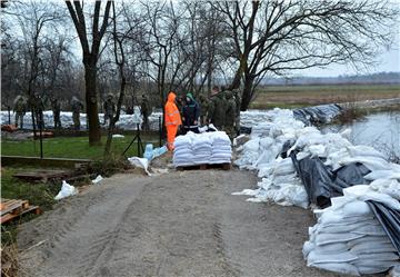 Na karlovačkom području vojska pomaže pojačati nasipe