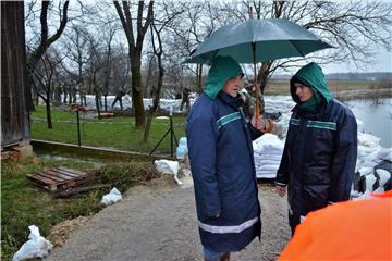 Na karlovačkom području vojska pomaže pojačati nasipe