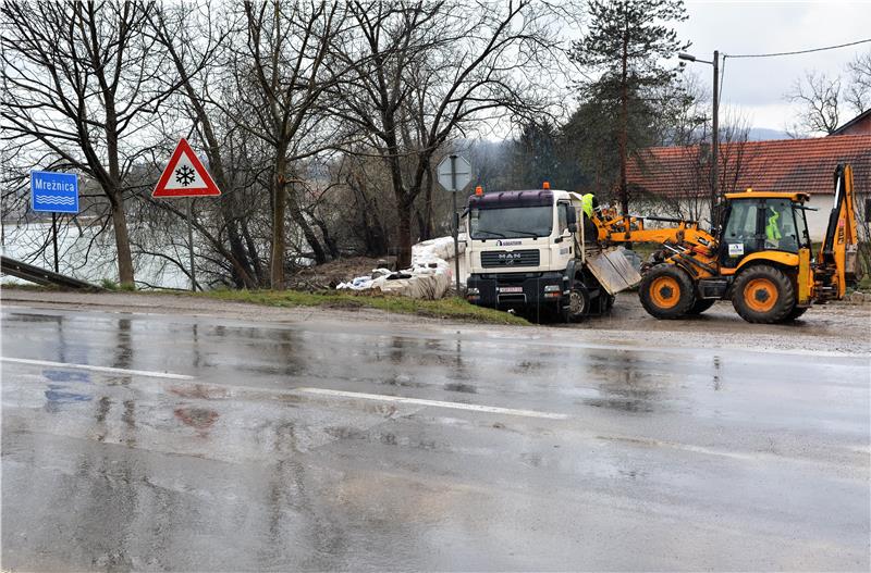 Na karlovačkom području vojska pomaže pojačati nasipe