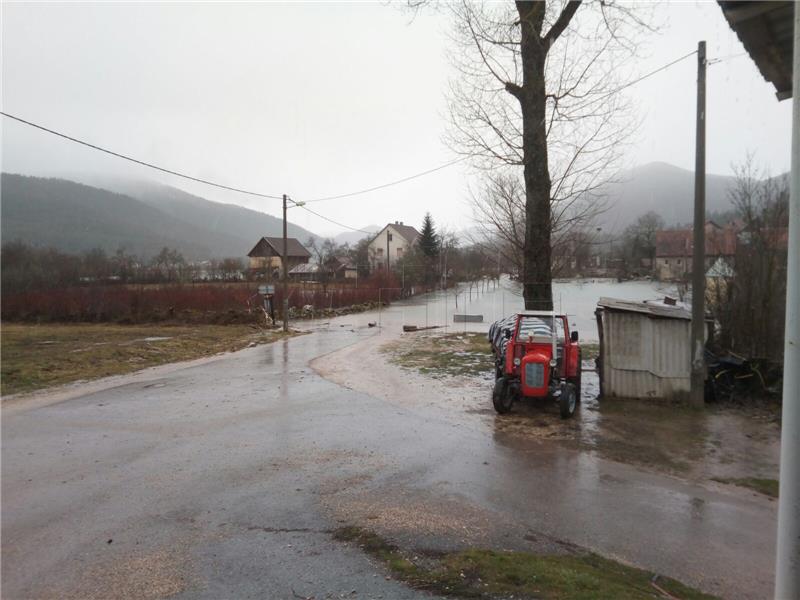 U Kosinjskoj dolini trideset poplavljenih kuća, voda i dalje navire