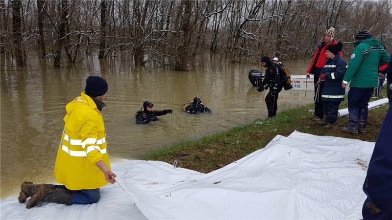 Braving extreme conditions divers prevent collapse of Una River levee near Jasenovac