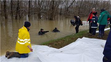 Braving extreme conditions divers prevent collapse of Una River levee near Jasenovac