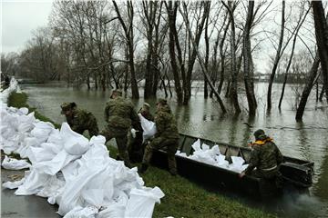 Na poplavljenim područjima angažirano 190 hrvatskih vojnika