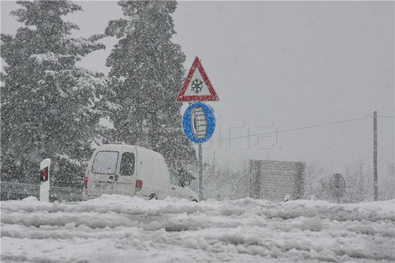 Snijeg ma autocesti Vrgorac - Zagvozd