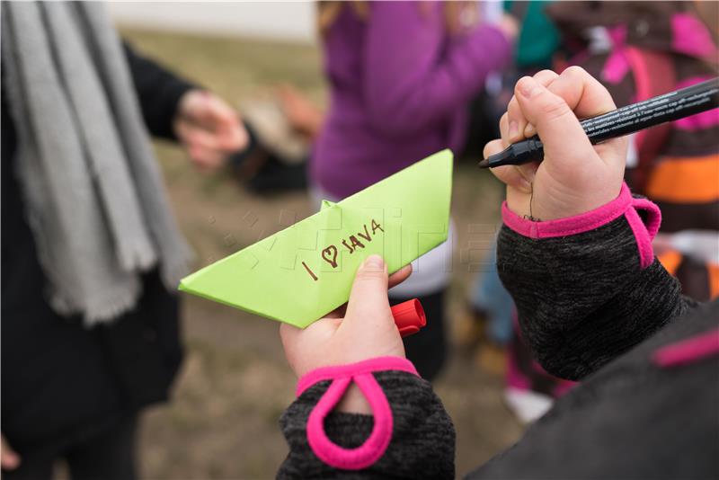 WWF, udruge, veslači i izviđači pozvali građane da večeras u 20,30 sati ugase svjetla za "Sat za planet Zemlju"