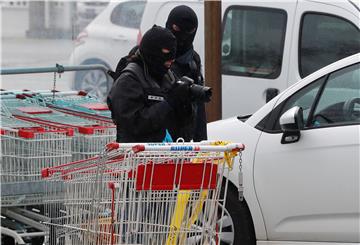 Agenti pronašli terorističko oružje u supermarketu u Trebesu