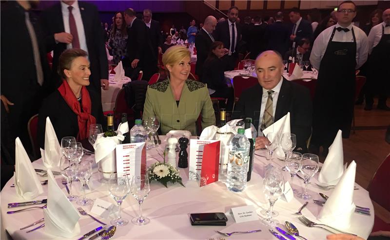 Marija Pejčinović Burić i  Kolinda Grabar-Kitarović na tradicionalnoj dodjeli nagrada 'Večernjakova domovnica' 