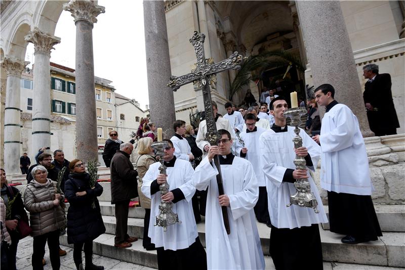 Split:  Marin Barišić predvodio  procesiju i misno slavlje u katedrali sv. Dujma