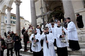 Split:  Marin Barišić predvodio  procesiju i misno slavlje u katedrali sv. Dujma