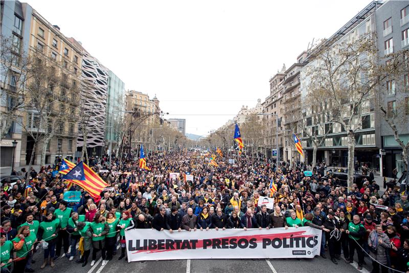 Tisuće prosvjednika u Barceloni protiv Puigdemontova uhićenja