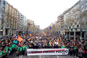 Tisuće prosvjednika u Barceloni protiv Puigdemontova uhićenja