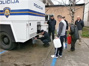 I policija Brođanima dostavlja pitku vodu