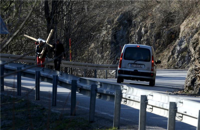 Nosi križ iz Rijeke do Zagreba za djecu kojoj su potrebni skupi lijekovi