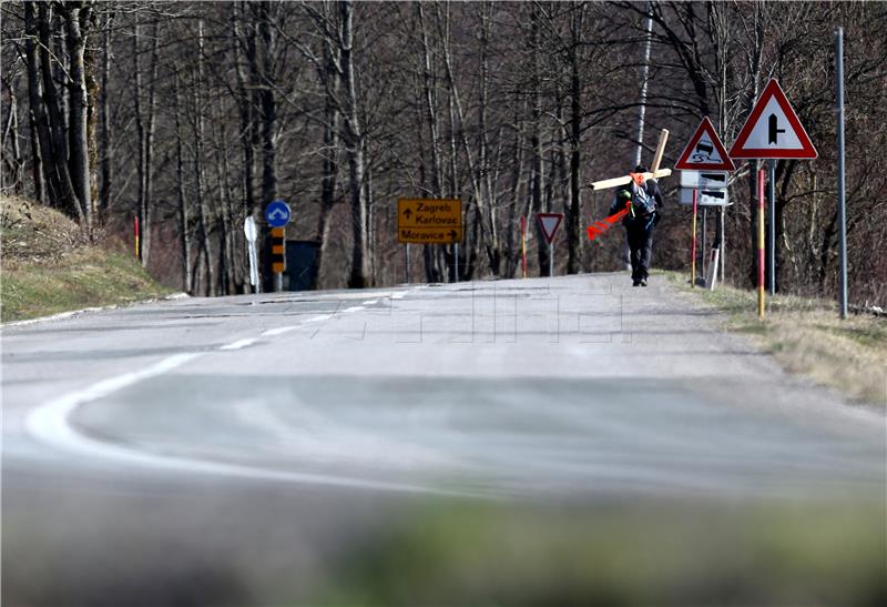 Nosi križ iz Rijeke do Zagreba za djecu kojoj su potrebni skupi lijekovi