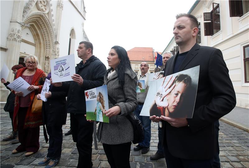 Tiskovna konferencija Inicijative Roditelji protiv institucionalizacije pedofilije