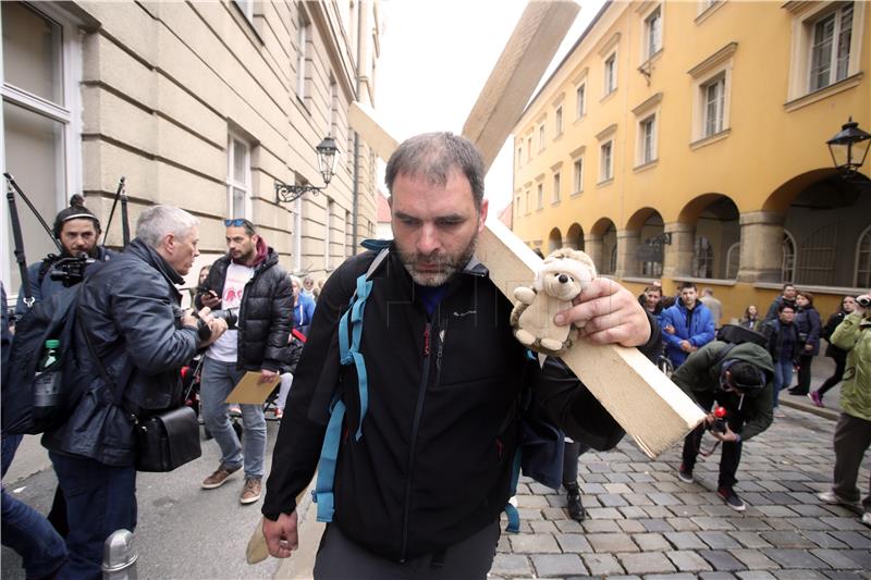 Dolazak Saše Pavlića s križem iz Rijeke pred Vladu RH